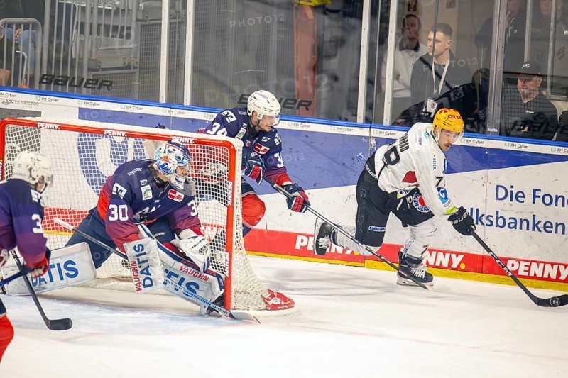 Game scene Adler Mannheim against Fischtown Pinguins Bremerhaven (PENNY DEL, German Ice Hockey League)