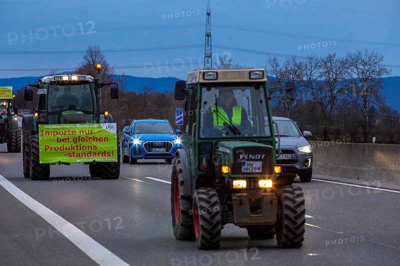 Farmers' protests in the Palatinate: a large convoy of farmers from the southern Palatinate and the Vorderpfalz set off on the A 65 motorway to a rally in Ludwigshafen. The protests are taking place nationwide and are directed against the government's plans to cancel subsidies for agricultural diesel and tax breaks for agricultural vehicles