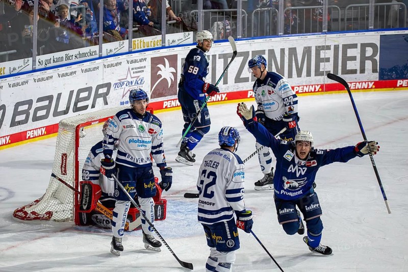 26.01.2024, DEL, German Ice Hockey League, Matchday 41) : Adler Mannheim against Iserlohn Roosters (cheering after Markus Haennikaeinen's goal to make it 4-2)