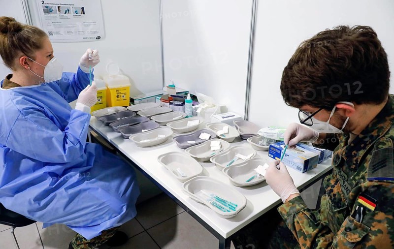 Syringes are filled with the Covid19 Biontech Pfizer vaccine Comirnaty in a vaccination centre by soldiers of the German Armed Forces, Schoenefeld, 26.02.2021