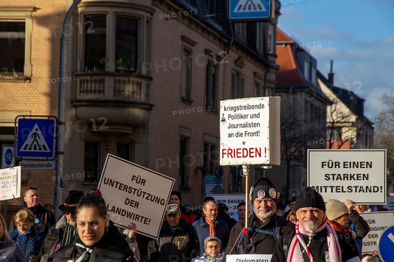 Demonstration in Landau in der Pfalz in favour of peace negotiations, affordable energy and living costs and politicians' liability. The demonstration was organised by a private individual