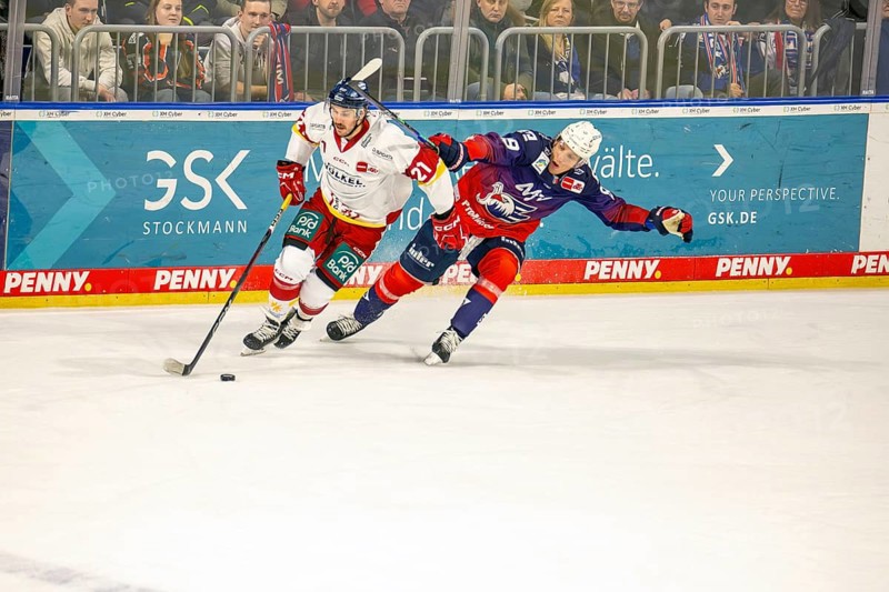 Game scene Adler Mannheim against Duesseldorfer EG (PENNY DEL, German Ice Hockey League)