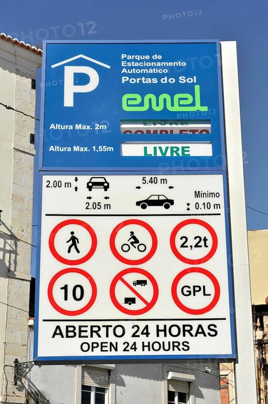 Traffic sign, traffic sign at the Portas do Sol viewpoint, Alfama, Lisbon, Lisboa, Portugal, Europe