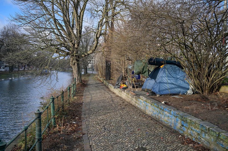 Tent, homelessness, Reichpietschufer am Landwehrkanal, Tiergarten, Mitte, Berlin, Germany, Europe