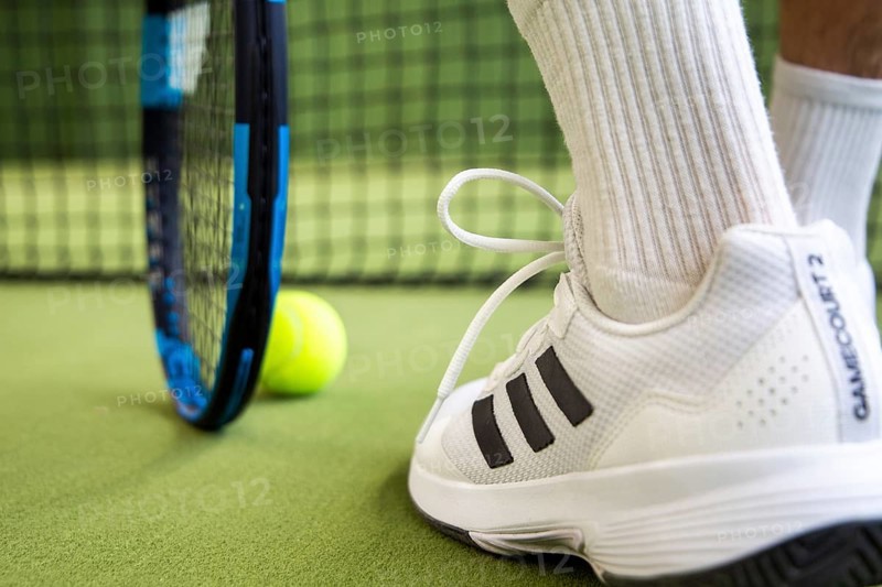 Tennis symbol: close-up of a tennis player in the hall
