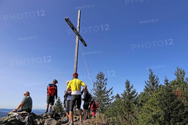 Mountain bike tour through the Bavarian Forest with the DAV Summit Club: stopover on the summit of the Muehlriegel, 1, 080 metres above sea level