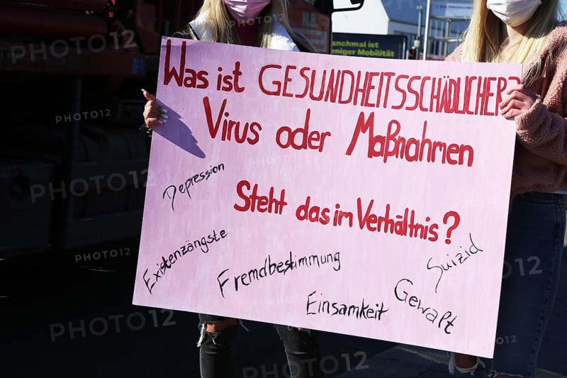 Rally against the corona measures: Demonstrators express their criticism of the corona policy with an authorised sign campaign in Industriestrasse in Ludwigshafen