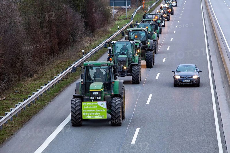 Farmers' protests in the Palatinate: a large convoy of farmers from the southern Palatinate and the Vorderpfalz set off on the A 65 motorway to a rally in Ludwigshafen. The protests are taking place nationwide and are directed against the government's plans to cancel subsidies for agricultural diesel and tax breaks for agricultural vehicles