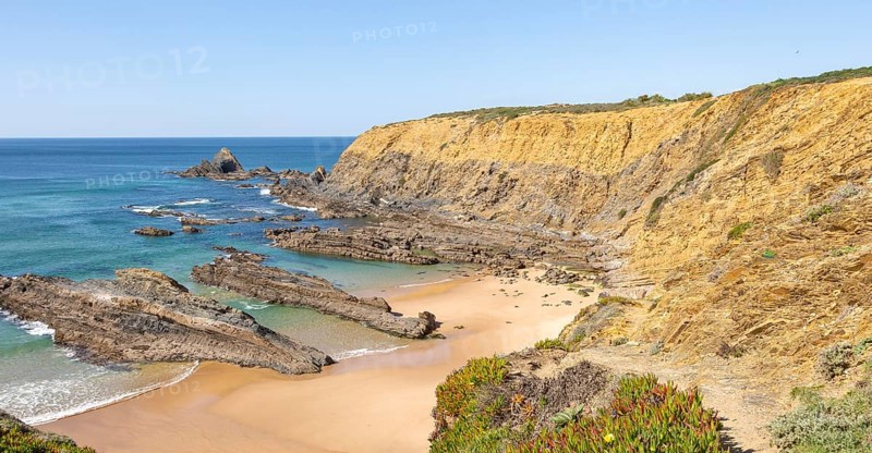 Sandy beach Praia dos Alteirinhos, Zambujeira do Mar in bay between rocky headlands part of Parque Natural do Sudoeste Alentejano e Costa Vicentina, Costa Vicentina and south west Alentejo natural park, Zambujeira do Mar, Alentejo Littoral, Portugal, southern Europe, Europe