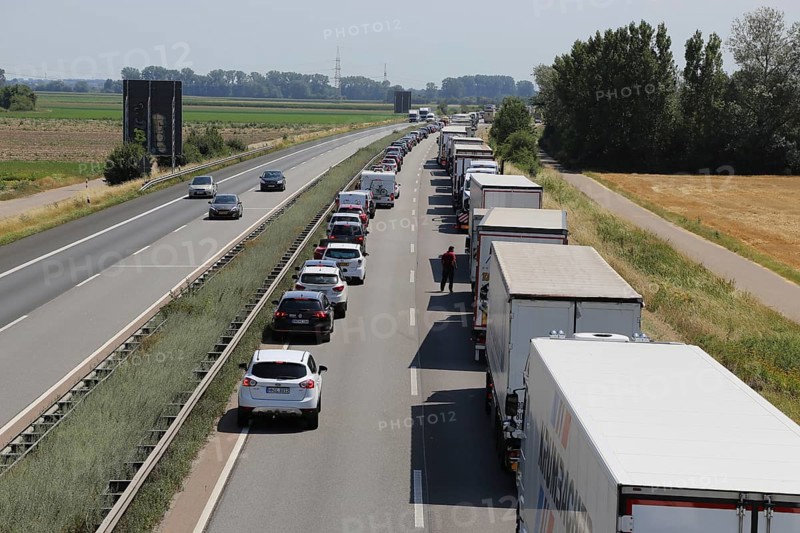 Traffic jam with exemplary rescue lane (A 61 motorway near Schifferstadt, Rhineland-Palatinate)