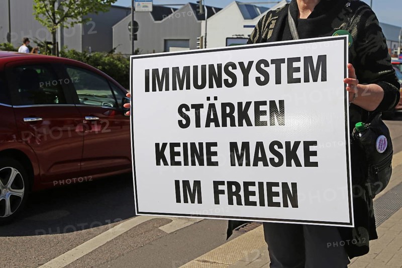 Rally against the corona measures: Demonstrators express their criticism of the corona policy with an authorised sign campaign in Industriestrasse in Ludwigshafen, including wearing masks outdoors. Aerosol scientists consider the risks of transmission outdoors to be very low