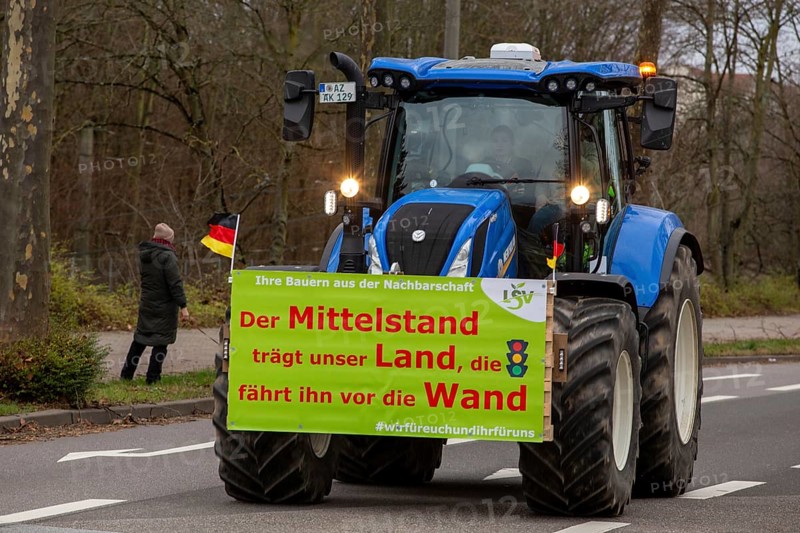 Farmers' protests in Ludwigshafen am Rhein: Large convoy of farmers from the Southern Palatinate and the Vorderpfalz on their way to a rally in Ludwigshafen. The protests are taking place nationwide and are directed against the government's plans to cancel subsidies for agricultural diesel and tax breaks for agricultural vehicles
