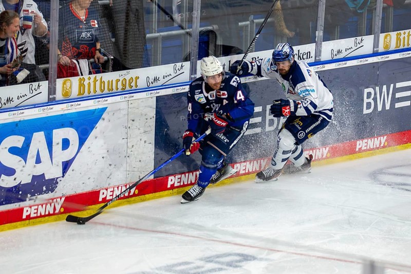 26.01.2024, DEL, German Ice Hockey League, Matchday 41) : Adler Mannheim against Iserlohn Roosters (In the foreground on the puck Jordan Szwarz, 14, Adler Mannheim)