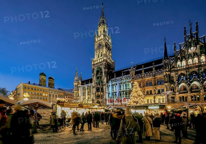 Snow-covered Christmas market, Christmas market on Marienplatz with town hall and towers of the Church of Our Lady, Munich, Upper Bavaria, Bavaria, Germany, Europe