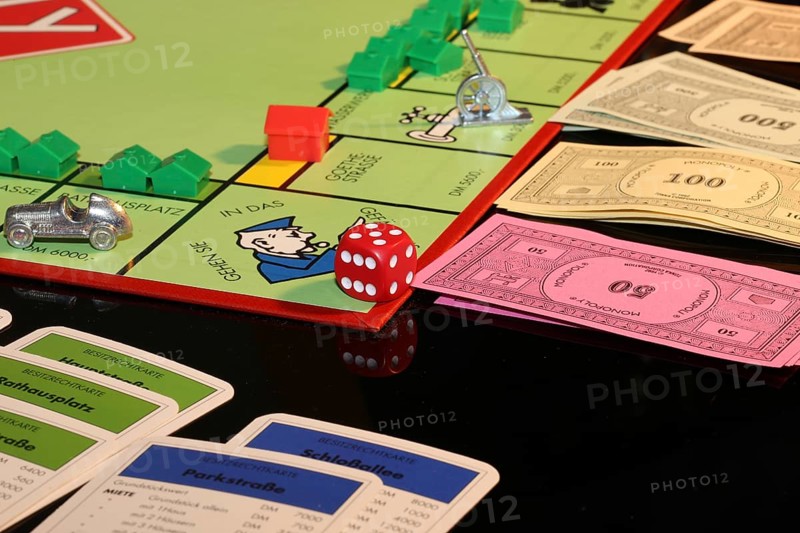 Symbolic image: Close-up of a Monopoly game (German)