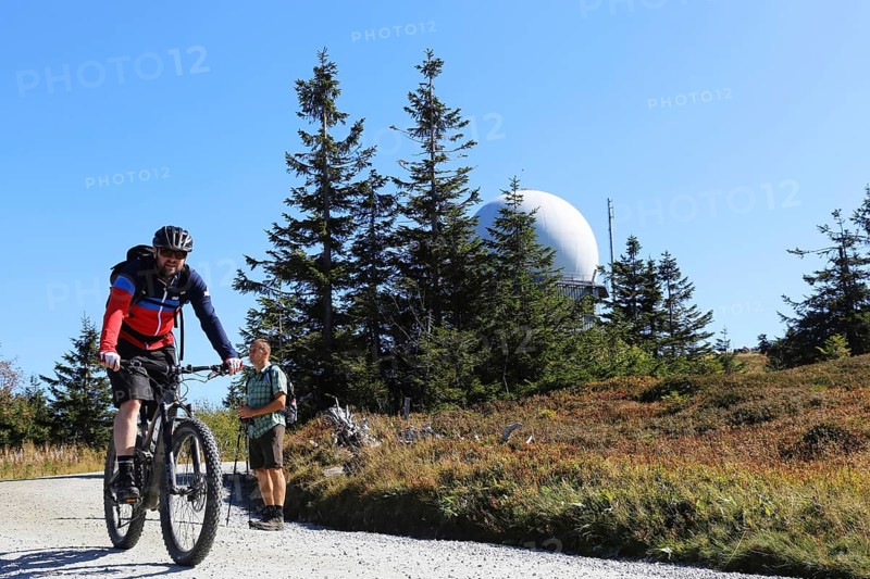 Mountain bike tour through the Bavarian Forest with the DAV Summit Club: Mountain bikers on the summit of the Grosser Arber 1, 456 metres above sea level