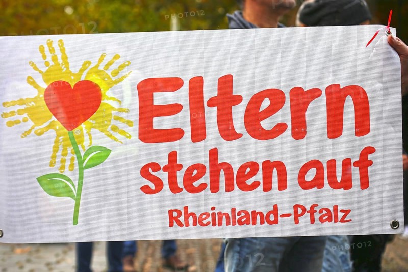 Corona protests in Mannheim: Several hundred opponents of the current corona measures gather at a rally organised at short notice