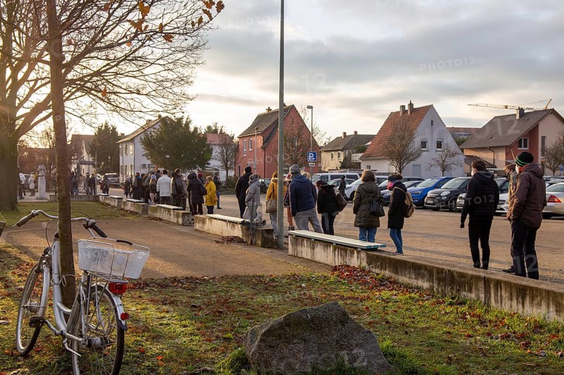 Vaccination bus in Mutterstadt, Rhineland-Palatinate. A queue of several hundred metres forms in front of the bus