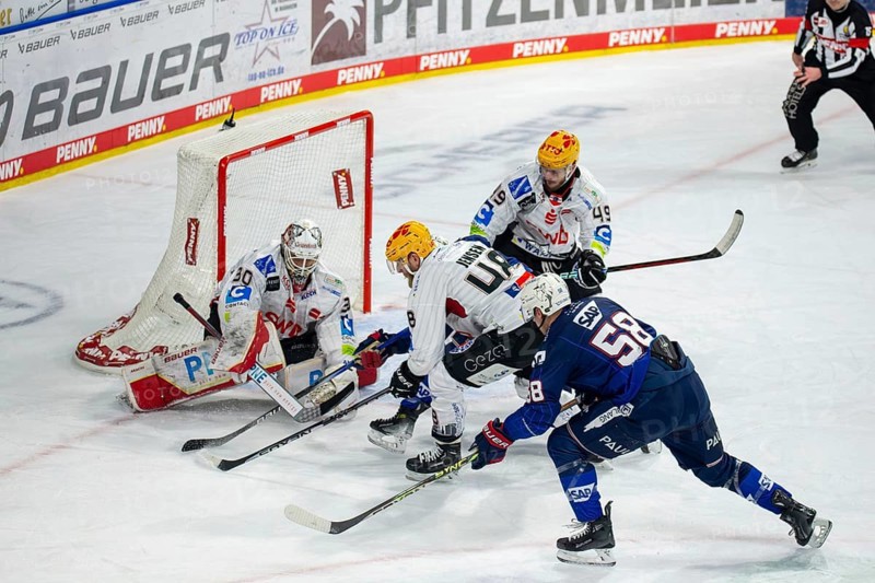 Game scene Adler Mannheim against Fischtown Pinguins Bremerhaven (PENNY DEL, German Ice Hockey League)
