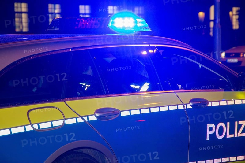 Symbolic image of a police operation: police vehicle in the dark