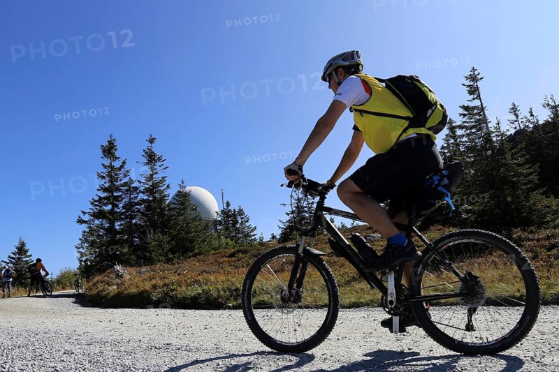 Mountain bike tour through the Bavarian Forest with the DAV Summit Club: Mountain bikers on the summit of the Grosser Arber 1, 456 metres above sea level