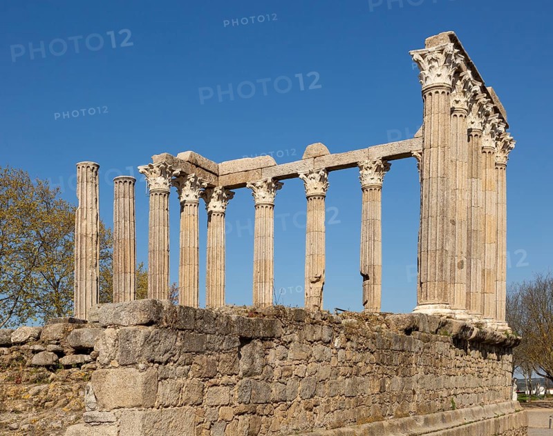 Templo Romano, Roman temple, ruins dating from 2nd or early 3rd century, commonly referred to as Temple of Dianan, but possibly dedicated to Julius Caesar. 14 Corinthian columns capped with marble from Estramoz. Evora, Alto Alentejo, Portugal, southern Europe, Europe