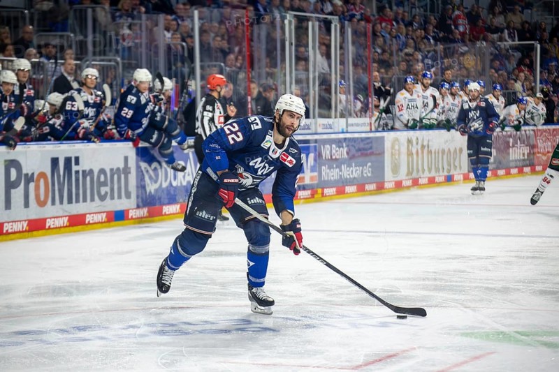 Game scene Adler Mannheim against Augsburg Panther (PENNY DEL, German Ice Hockey League)