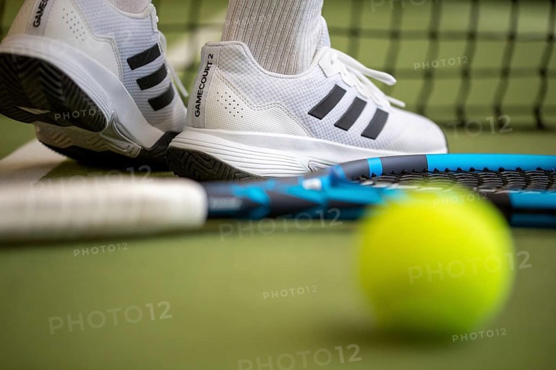 Tennis symbol: close-up of a tennis player in the hall