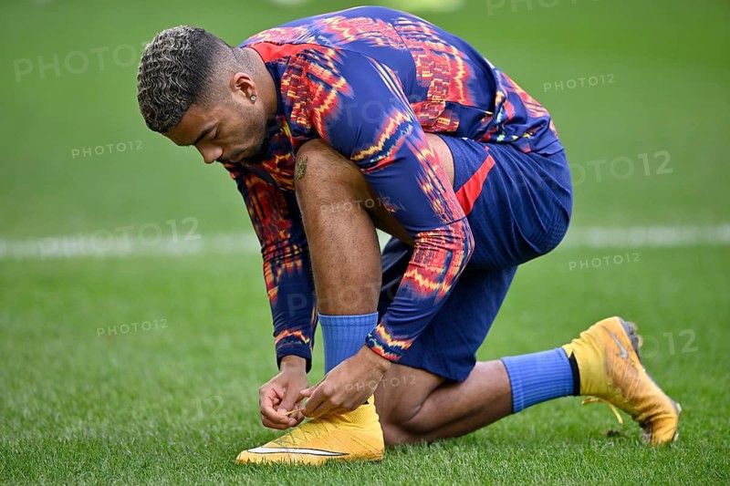 Benjamin Henrichs (39) RasenBallsport Leipzig RBL ties his football boots, WWK Arena, Augsburg, Bavaria, Germany, Europe