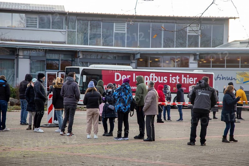 Vaccination bus in Mutterstadt, Rhineland-Palatinate. A queue of several hundred metres forms in front of the bus