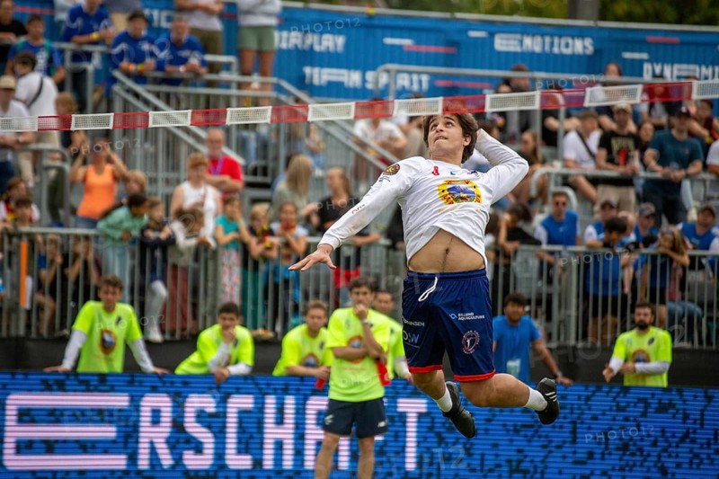 Fistball World Championship from 22.07. to 29.07.2023 in Mannheim: At the end of the preliminary round, co-favourite Austria won 3:0 sets against Chile. Pictured here: Attacking shot by the Chilean team