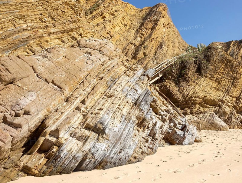 Folded sedimentary rock strata dipping downwards in cliff at Praia dos Alteirinhos, Zambujeira do Mar, Parque Natural do Sudoeste Alentejano e Costa Vicentina, Costa Vicentina and south west Alentejo natural park, Zambujeira do Mar, Alentejo Littoral, Portugal, southern Europe, Europe