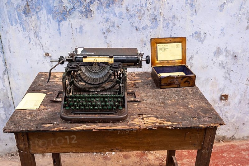 An old typewriter repurposed as a piece of art, on display in Mattancherry's Jew Town, Cochin, Kerala, India, Asia