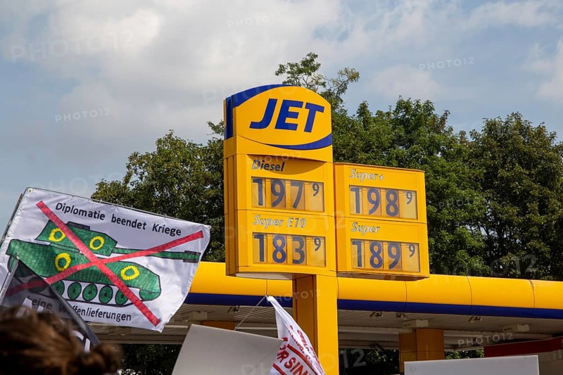 Demonstration in Landau, Palatinate: The demonstration was directed against the government's planned corona measures. There were also calls for peace negotiations instead of arms deliveries and effective measures to curb inflation. The current petrol prices can be seen at a Jet petrol station