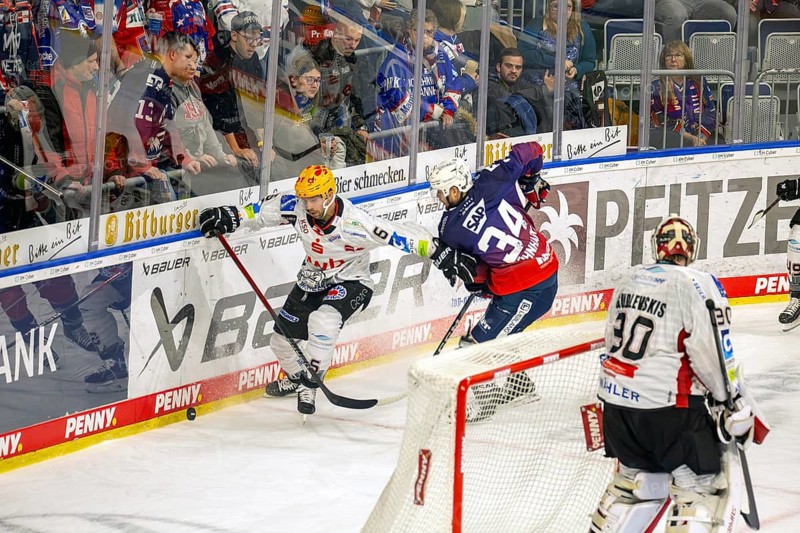 Game scene Adler Mannheim against Fischtown Pinguins Bremerhaven (PENNY DEL, German Ice Hockey League)