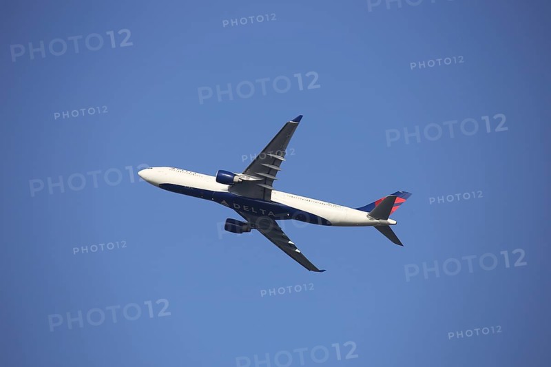 A passenger aircraft of the US airline Delta takes off from Frankfurt Airport
