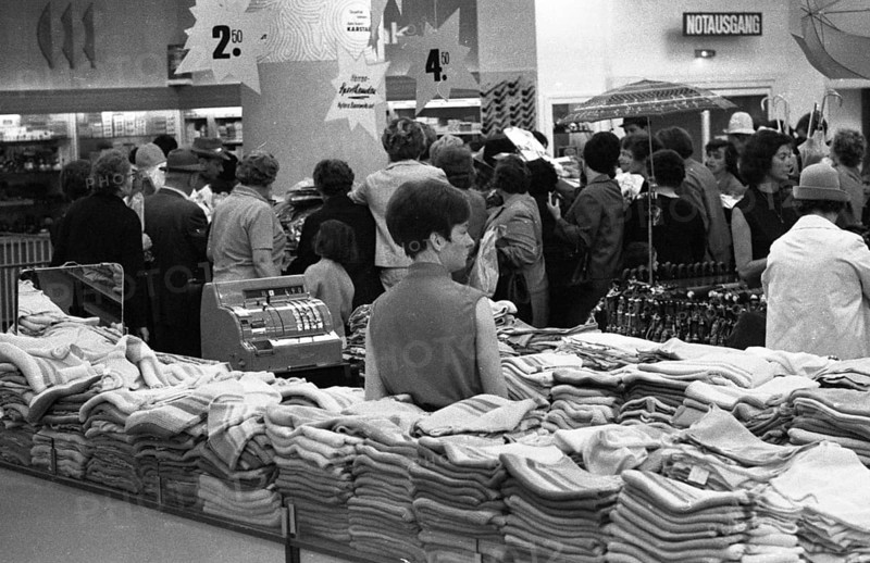 DEU, Germany, Dortmund: Personalities from politics, business and culture from the years 1965-71. Dortmund. Trade. Summer sale (SSV) 1965, Europe