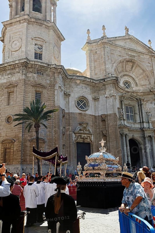 Semana Santa, procession, altar boys follow magnificent coffin, tourists, celebrations in Cadiz, Spain, Europe