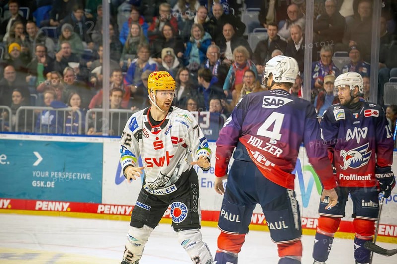 Adler Mannheim v Fischtown Pinguins Bremerhaven (PENNY DEL, German Ice Hockey League) : Fistfight between Korbinian Holzer and Phillip Bruggisser