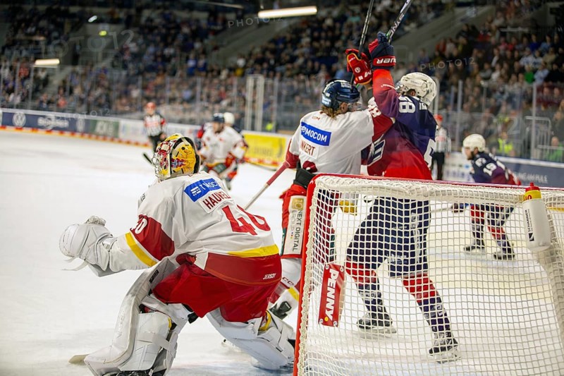 Game scene Adler Mannheim against Duesseldorfer EG (PENNY DEL, German Ice Hockey League)