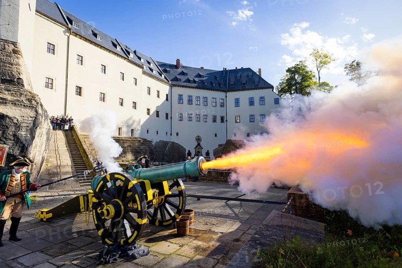 Koenigstein Fortress in Saxon Switzerland. A cannon belonging to the Koenigstein Fortress, built in 1712, was christened DIE STARKE AUGUSTE and fired. By the Electoral Saxon Gunners 1730 of the Rifle Society Friedersdorf., Koenigstein, Saxony, Germany, Europe