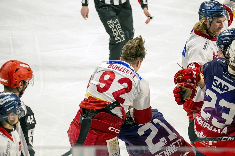 Fistfight between Kris Bennett (Mannheim) and Jakub Borzecki (Duesseldorf) during the game between Adler Mannheim and Duesseldorfer EG (PENNY DEL, Deutsche Eishockey Liga)