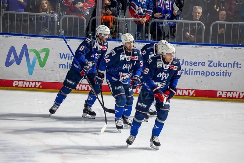 26.01.2024, DEL, German Ice Hockey League, Matchday 41) : Adler Mannheim against Iserlohn Roosters (cheering after the Adler took the lead 2:1)