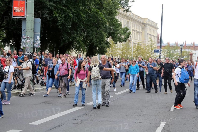 Berlin: The planned lateral thinkers' demonstration for peace and freedom against the corona measures of the federal government has been banned. A group of demonstrators marches towards Alexanderplatz