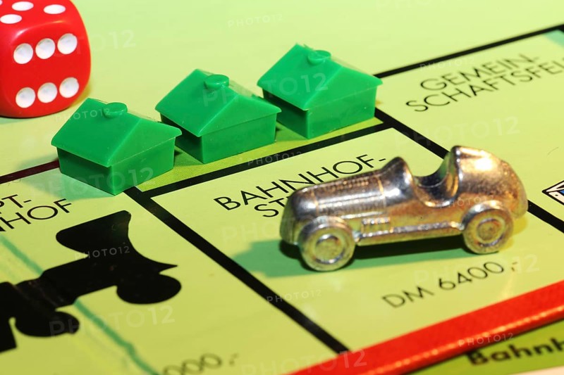 Symbolic image: Close-up of a Monopoly game (German)