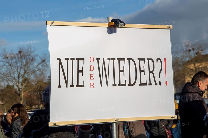 Demonstration in Landau in der Pfalz in favour of peace negotiations, affordable energy and living costs and politicians' liability. The demonstration was organised by a private individual