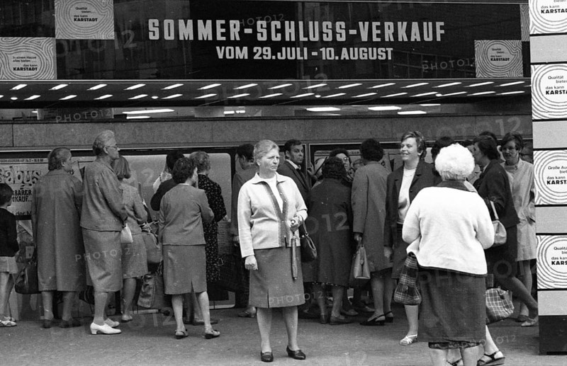 DEU, Germany, Dortmund: Personalities from politics, business and culture from the years 1965-71. Dortmund. Trade. Summer sale (SSV) 1965, Europe