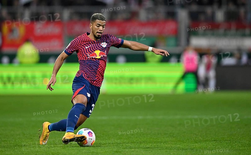 Benjamin Henrichs (39) RasenBallsport Leipzig RBL on the ball WWK Arena, Augsburg, Bavaria, Germany, Europe