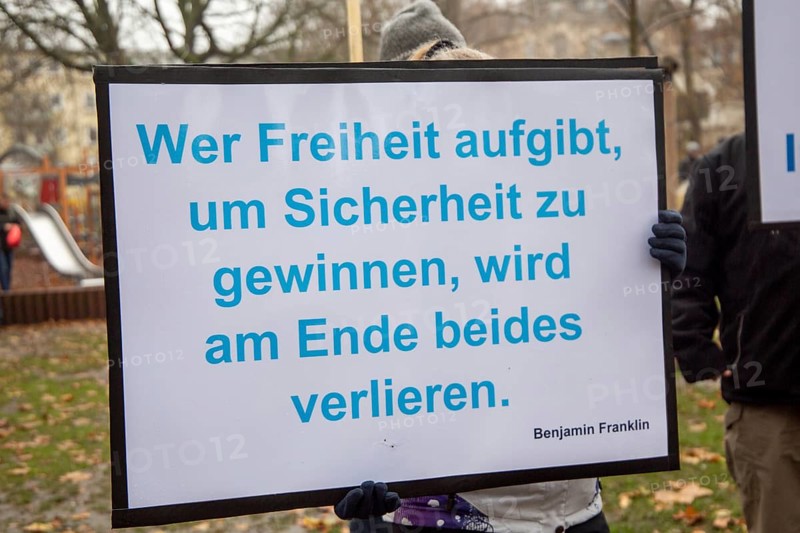 Demonstration in Frankfurt against the corona measures: The demonstration was broken up after a few minutes due to a lack of safety distances between the participants. The participants were forced to keep a safe distance of 1.50 metres between each other