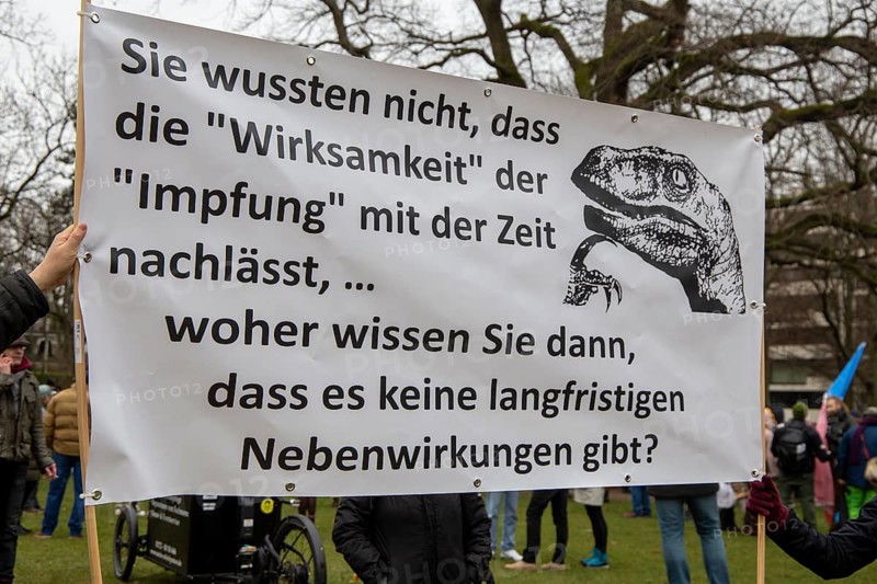 Frankfurt: Large demonstration against the corona measures. The organiser estimates the number of participants at 20, 000